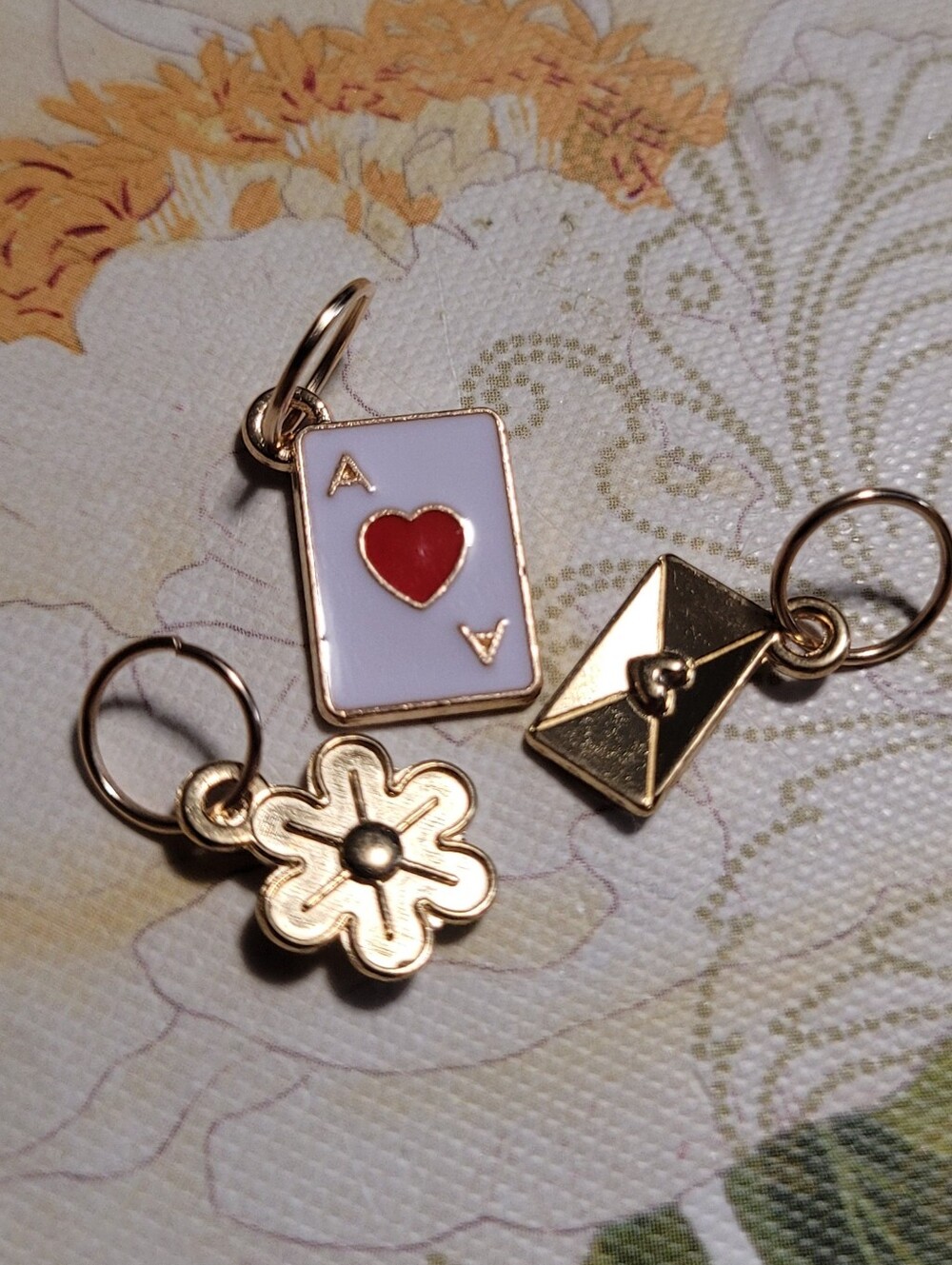 💚Free In Any Bundle Over $10 Gold Tone Red Heart Ace Card and Flower Charm Set